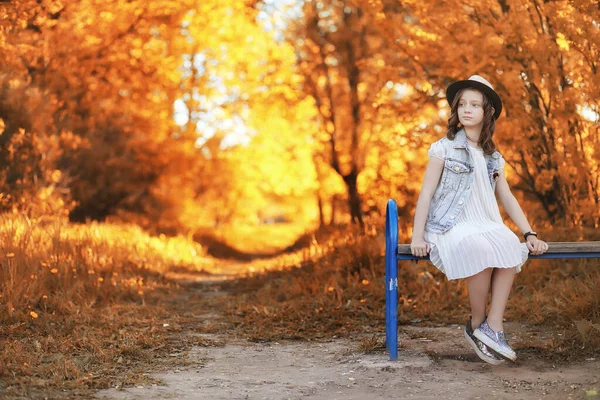 Дівчинка гуляє в осінньому парку. Осінь в місті, дівчина з d — стокове фото
