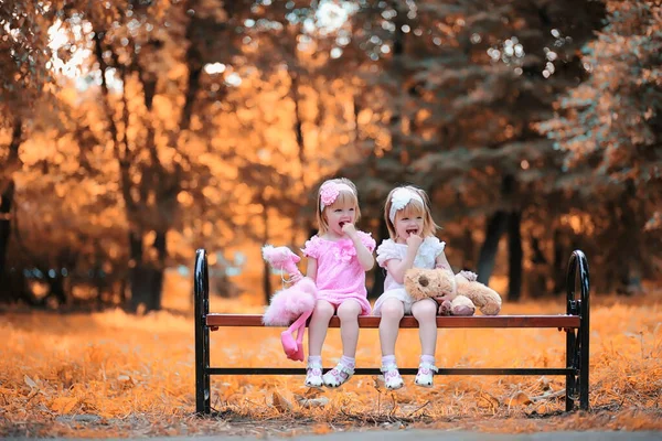 Δύο Δίδυμα Κορίτσια Μια Βόλτα Στο Πάρκο — Φωτογραφία Αρχείου