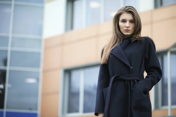 Belle fille dans un manteau dans les affaires du centre-ville — Photo