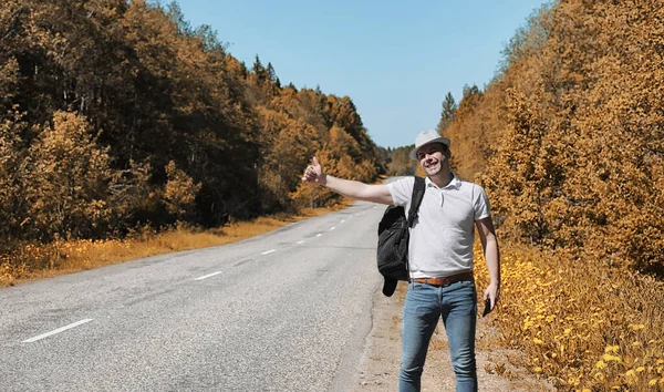 Ένας νεαρός άνδρας ταξιδεύει στη φύση. Ταξιδεύοντας με ένα σακίδιο στην — Φωτογραφία Αρχείου
