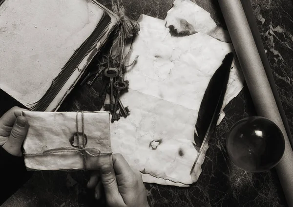 Vieux papiers rétro et livre sur table avec des outils de détective backgro — Photo
