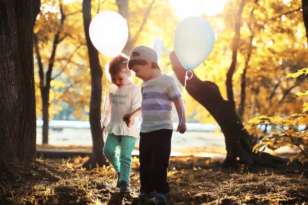 Små barn går i en park — Stockfoto