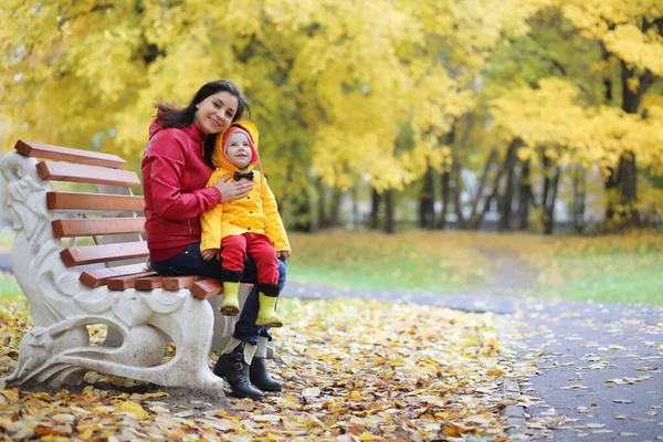 Un enfant en imperméable pour une promenade à l'extérieur — Photo