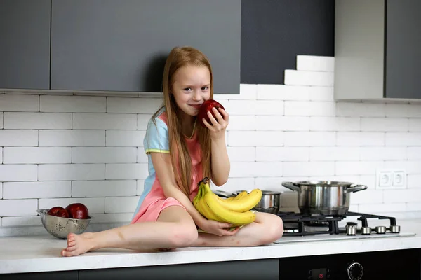 Niña en la cocina —  Fotos de Stock