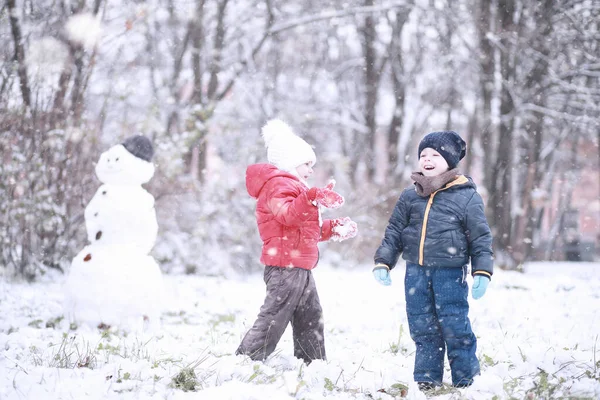 Barn vandring i parken första snön — Stockfoto