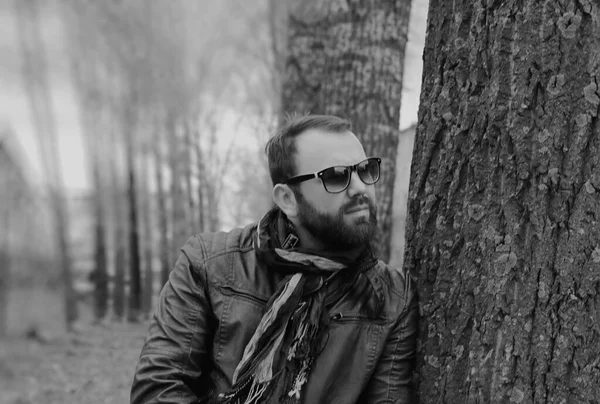 ヘッドホンモノクロの公園のひげ男 — ストック写真