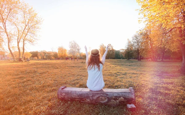 Una ragazza che passeggia in un parco. Giovane ragazza dai capelli rossi in primavera — Foto Stock