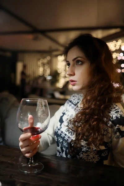 A menina de tarde descansa em um café — Fotografia de Stock