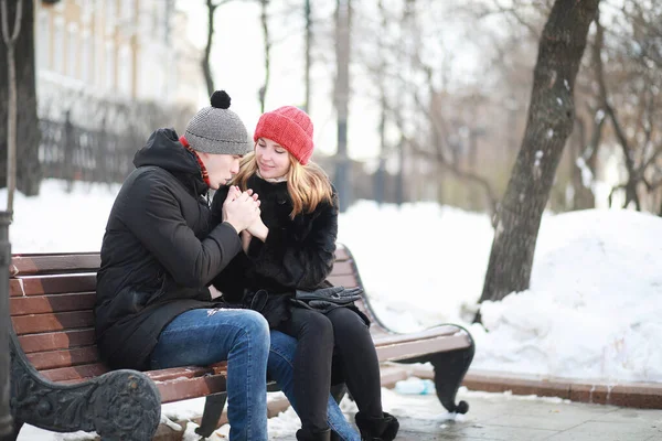 Jovem casal caminhando pelo inverno — Fotografia de Stock