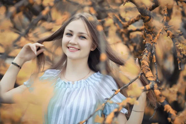 Jeune fille en promenade à l'automne — Photo