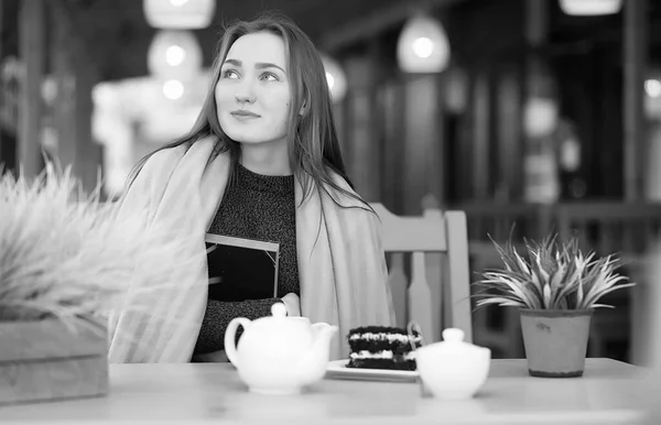 Chica en un café sentado y bebiendo té — Foto de Stock