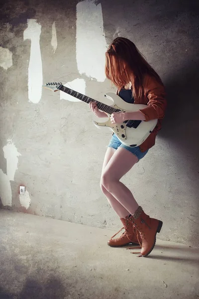 Joven pelirroja con una guitarra eléctrica. Músico de rock gir — Foto de Stock