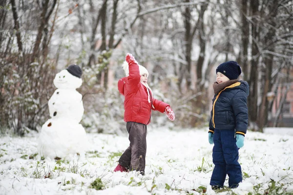 Roztomilé Děti Teplém Oblečení Hraje Zimním Parku — Stock fotografie