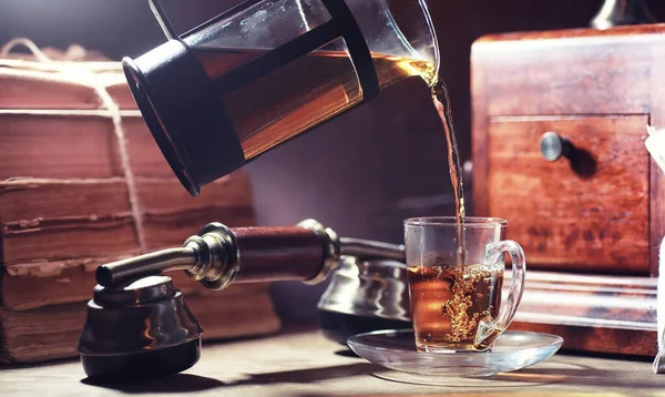 Cervejando chá em uma mesa de madeira — Fotografia de Stock