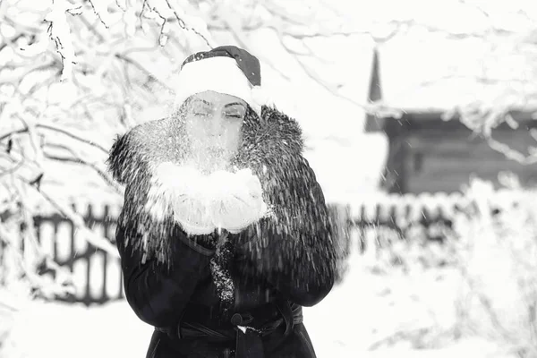 美丽的女孩在冬天雪黑白 — 图库照片