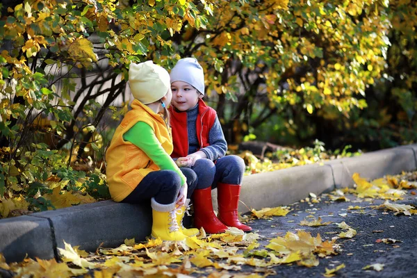 Los niños caminan en el parque de otoño — Foto de Stock