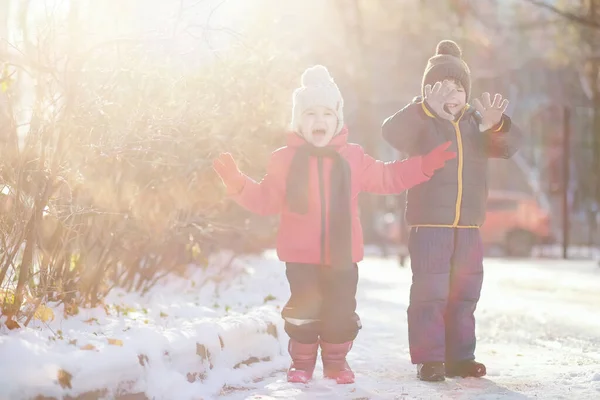 Söta Barn Varma Kläder Leker Vinter Park — Stockfoto