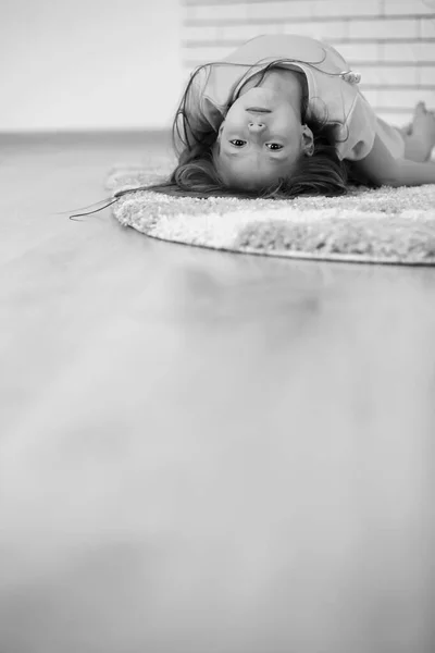 Little girl on the floor black and white — Stock Photo, Image