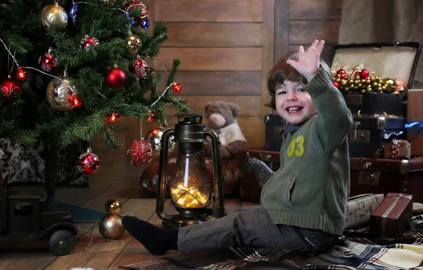 Criança pequena brincando com brinquedos com decorações de Natal — Fotografia de Stock