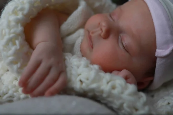 Bébé nouveau-né dormant enveloppé dans une couverture — Photo