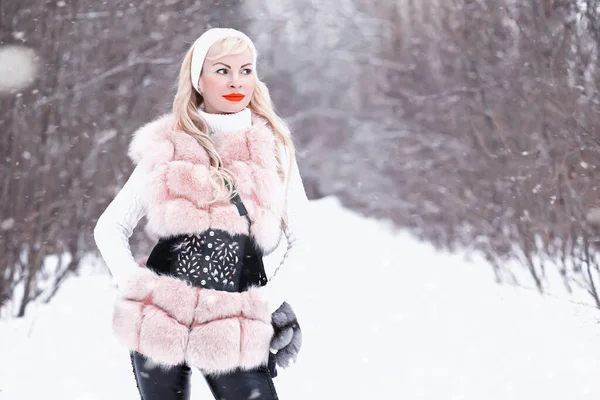 겨울 공원에서 산책에 눈 날 금발 소녀 — 스톡 사진
