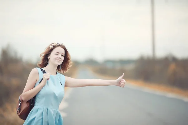 Chica joven en un paseo en el otoño — Foto de Stock