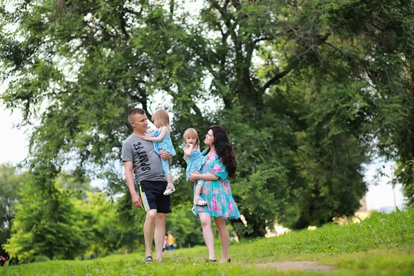 Famille Avec Deux Filles Jumelles Pour Une Promenade Dans Parc — Photo