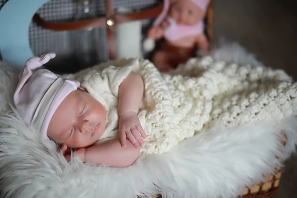 Bambino neonato che dorme avvolto in una coperta — Foto Stock