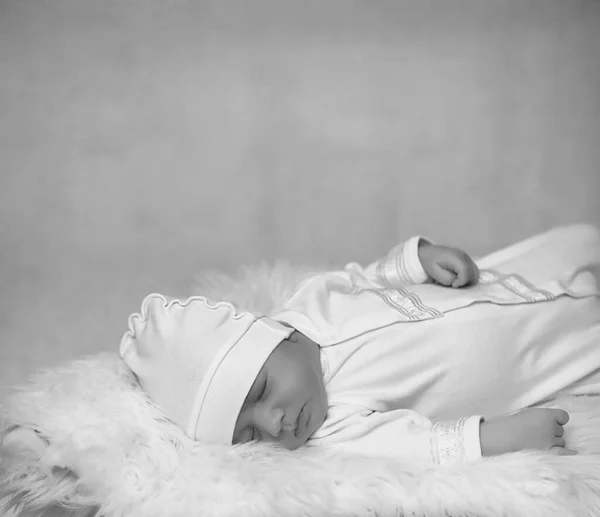 Newborn baby lying on the basket and plaid — Stock Photo, Image