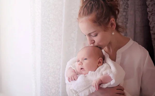 Mom with a newborn baby in her arms. The girl is holding a baby — Stock Photo, Image