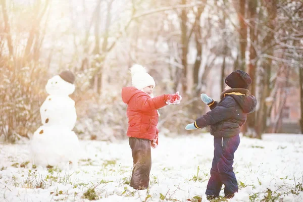 Copii Drăguți Haine Calde Jucându Parc Iarnă — Fotografie, imagine de stoc