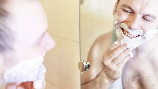 Un homme se rase dans la salle de bain le matin — Photo