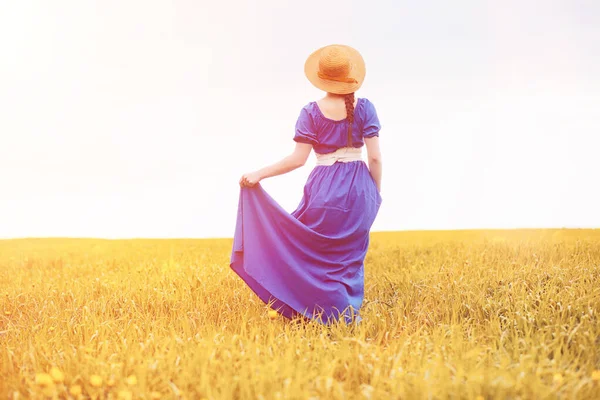 Joven chica hermosa en vestidos de la naturaleza. Una chica con sombrero camina — Foto de Stock
