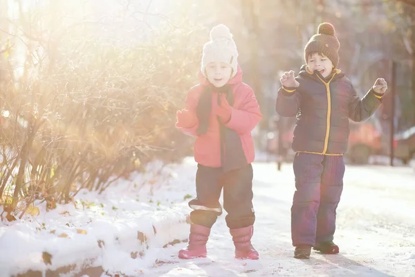 Söta Barn Varma Kläder Leker Vinter Park — Stockfoto