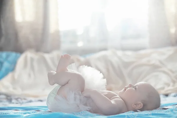 Um bebê recém-nascido está deitado em uma cama macia . — Fotografia de Stock