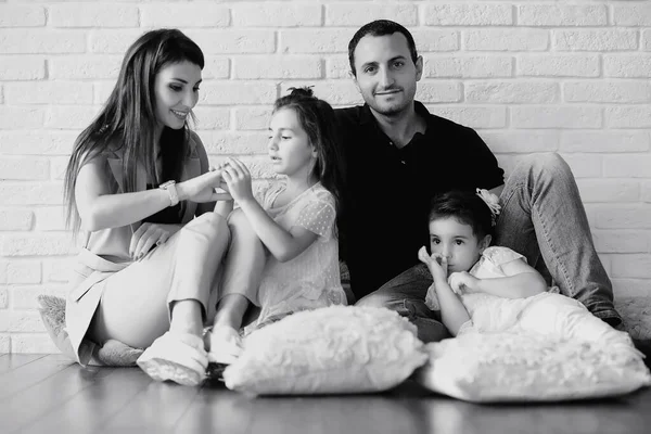 Giovane famiglia con figlie — Foto Stock