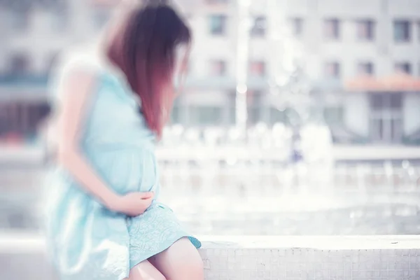 Pregnant girl in a dress in nature — Stock Photo, Image