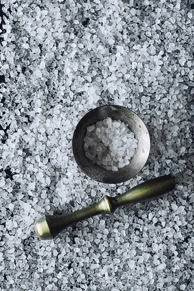 Large sea salt. Spice. Mortar and pestle for grinding. — ストック写真