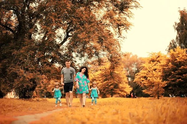 Kızı Olan Bir Aile Parkta Yürüyüşe Çıkmış — Stok fotoğraf