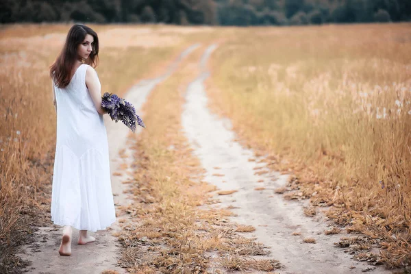 Doğada Hamile Bir Kadın Sonbaharda Yürüyüşe Çıkıyor — Stok fotoğraf