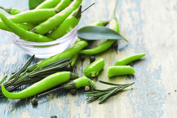 Warme groene peper. Chileense peper op een zwarte. — Stockfoto