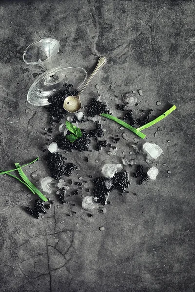 Oeuf de poisson noir frais. Caviar de béluga servi avec glace . — Photo