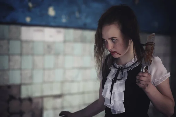 Mädchen Aus Horrorfilm Mit Messer — Stockfoto