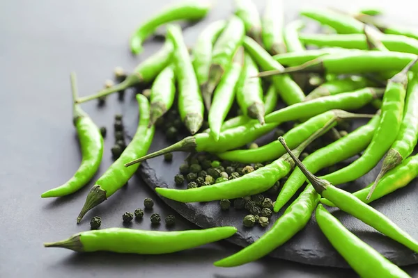 Warme groene peper. Chileense peper op een zwarte. — Stockfoto