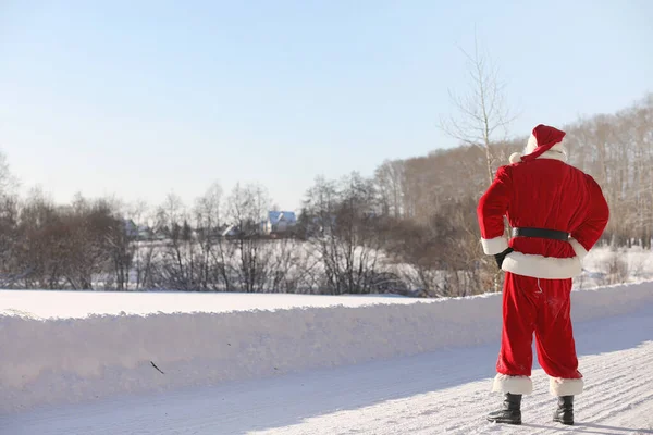 Papai Noel vem com presentes do exterior. Papai Noel em um su vermelho — Fotografia de Stock