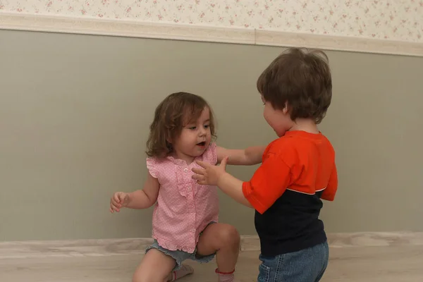 Young kid playing on a floor in a room — Stock Photo, Image