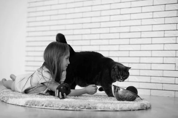 Маленька дівчинка на підлозі чорно-біла — стокове фото