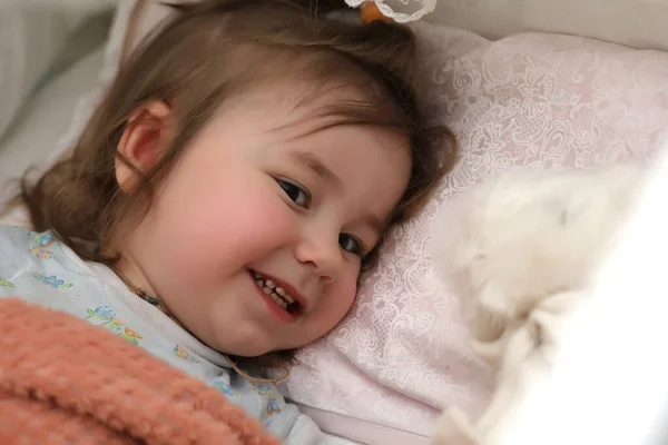 A kislány abban rejlik, hogy ágy a párna — Stock Fotó