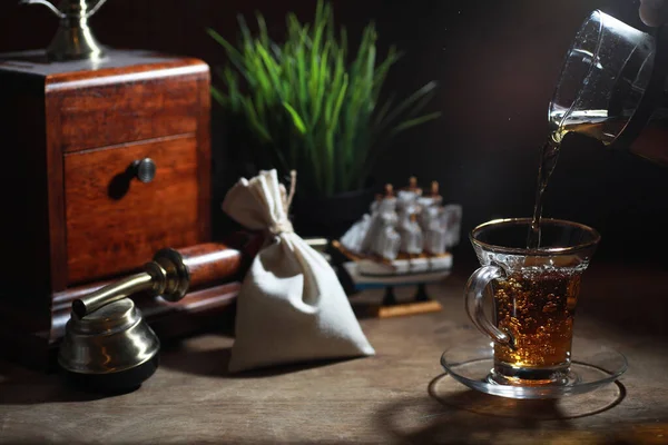 Preparar té en una mesa de madera — Foto de Stock