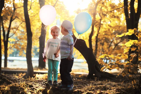 Små barn går i en park — Stockfoto